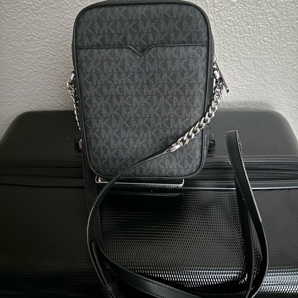 SOLD: Jet Set Travel Medium Logo Crossbody Bag - Picture 3 of 8